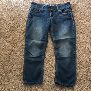 Hydraulic stretch jean capris medium blue cute pockets tan stitching. Summer